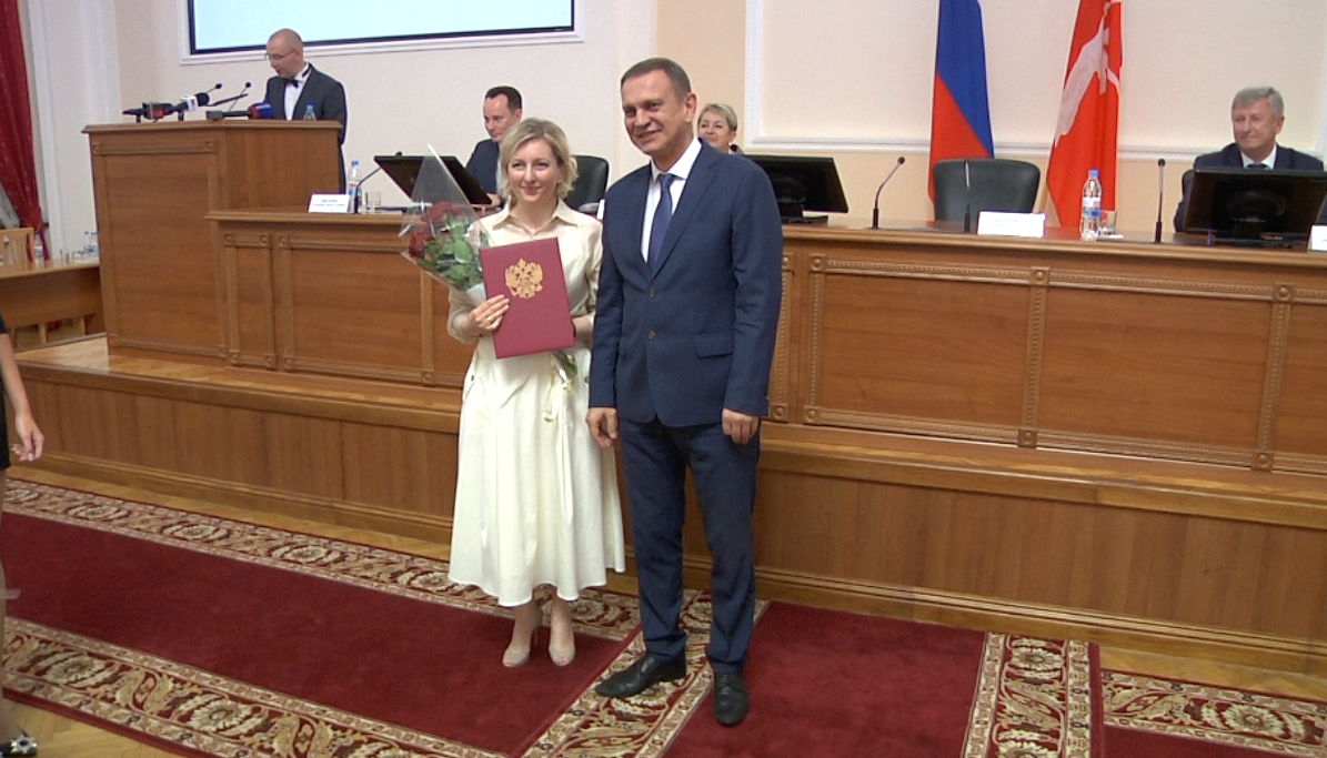 В Волгограде в преддверии профессионального праздника наградили медработников